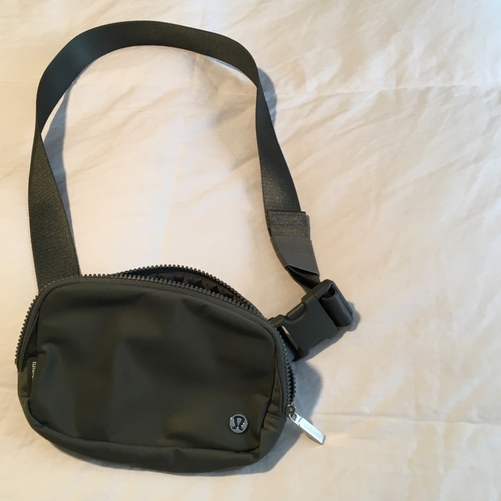 lululemon athletica olive belt bag